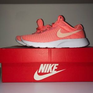 Nike TanJun girls sneakers.